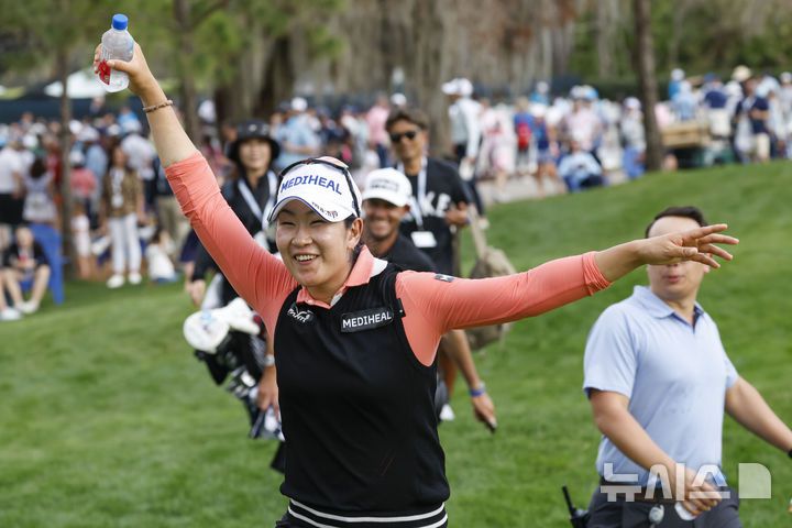 [올랜도=AP/뉴시스] 김아림이 지난 2일(현지 시간) 미 플로리다주 올랜도의 레이크 노나 GC에서 열린 미국여자프로골프(LPGA) 투어 힐튼 그랜드 베케이션스 토너먼트 오브 챔피언스 최종 라운드를 마친 후 우승에 환호하고 있다. 김아림은 최종 합계 20언더파 268타로 와이어 투 와이어 우승을 차지했다. 투어 통산 3승째. 2025.02.03.