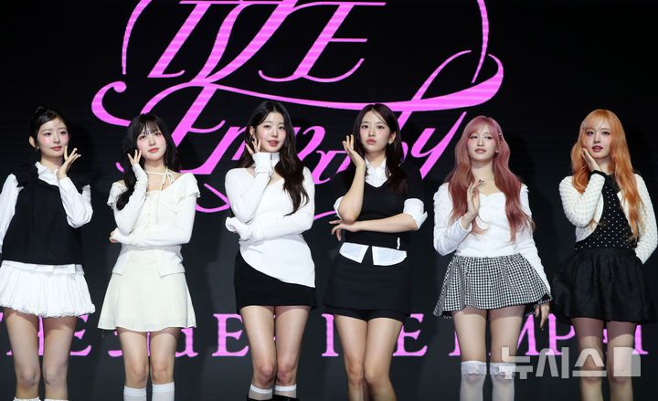 [서울=뉴시스] 김혜진 기자 = 그룹 아이브(왼쪽부터 레이, 가을, 장원영, 안유진, 이서, 리즈)가 3일 오후 서울 영등포구 콘래드 서울에서 열린 세 번째 미니 앨범 '아이브 엠파시(IVE EMPATHY)' 발매 기념 기자간담회에서 포즈를 취하고 있다.더블 타이틀곡 '애티튜드'는 바꿀 수 없는 상황에서 유일하게 바꿀 수 있는 건 상황을 받아들이는 나의 태도뿐이기에 바꿀 수 없는 상황을 유쾌하게 받아들이는 자세를 노래한 곡이다. 2025.02.03. jini@newsis.com
