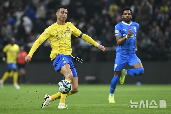 [리야드=AP/뉴시스]알나스르에서 뛰는 호날두. 2024.02.08.