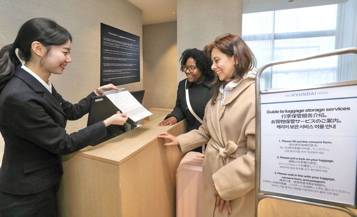 더현대 서울을 방문한 외국인들이 1층에 마련된 투어리스트 데스크에서 캐리어 보관 서비스를 안내받고 있다.(사진=현대백화점 제공) *재판매 및 DB 금지
