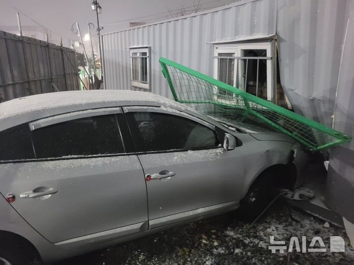 [제주=뉴시스] 강풍을 동반한 눈이 내리고 있는 4일 오전 제주시 연동에서 차량이 눈길에 미끄러져 컨테이너를 충돌하는 사고가 발생해 소방당국이 수습에 나서고 있다. (사진=제주소방안전본부 제공) 2025.02.04. photo@newsis.com
