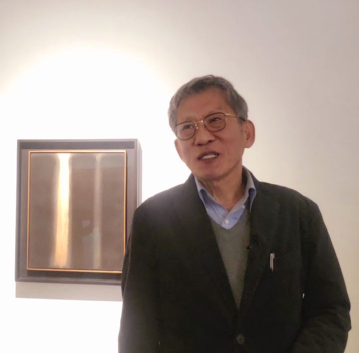 유홍준 교수가 윤형근 작품 앞에서 45년전 취재하다 의심했던 윤형근의 진심을 이젠 이해하게 됐다고 말하고 있다. *재판매 및 DB 금지