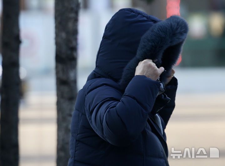 [서울=뉴시스] 김명년 기자 = 서울에 올겨울 첫 한파경보가 발효중인 4일 오전 서울 영등포구 여의도역 인근에서 두꺼운 옷차림을 한 시민이 발걸음을 재촉하고 있다. 2025.02.04. kmn@newsis.com