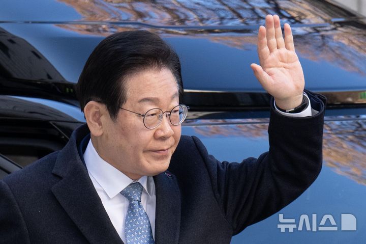 [서울=뉴시스] 추상철 기자 = 이재명 더불어민주당 대표가 4일 서울 서초구 서울중앙지법에서 열린 '대장동·위례·성남FC·백현동 의혹' 관련 특정범죄가중처벌등에관한법률위반(뇌물) 혐의 공판에 출석하며 지지자들에 인사하고 있다. (공동취재) 2025.02.04. photo@newsis.com
