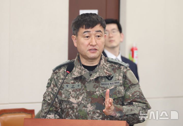 [서울=뉴시스] 고승민 기자 = 박안수 전 육군참모총장(전 계엄상령관)이 지난 2월 4일 서울 여의도 국회에서 열린 윤석열 정부의 비상계엄 선포를 통한 내란혐의 진상규명 국정조사특별위원회의 2차 청문회에서 의원 질의에 답하고 있다. 2025.02.04. kkssmm99@newsis.com