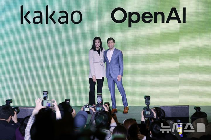 [서울=뉴시스] 최동준 기자 = 정신아 카카오 대표와 샘 올트먼 오픈AI 최고경영자가 4일 서울 중구 더 플라자호텔에서 열린 카카오 미디어데이에서 기념촬영을 하고 있다. 2025.02.04. photocdj@newsis.com
