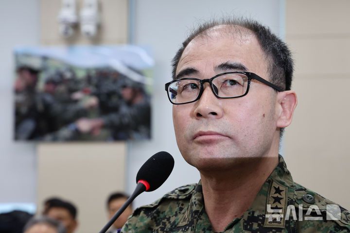 [서울=뉴시스] 권창회 기자 = 곽종근 전 육군 특수전사령관이 30일 윤석열 전 대통령의 내란 혐의 재판에 증인으로 출석해 윤 전 대통령으로부터 "문짝을 부숴서라도 안에 있는 의원들을 끌어내라"는 지시를 받았다는 증언을 재확인했다. 이날 재구속된 이후 약 4개월 만에 자신의 내란 혐의 재판 법정에 모습을 드러낸 윤 전 대통령은 곽 전 사령관을 직접 신문하기도 했다. 두 사람은 계엄 선포 당일 국회에 군을 투입한 목적을 두고 치열한 공방을 벌였다. 사진은 곽 전 사령관. 2025.02.04. kch0523@newsis.com