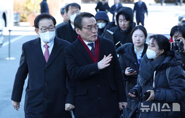 [서울=뉴시스] 사진공동취재단 = 윤석열 대통령 탄핵심판 5차 변론기일이 열린 4일 오후 배보윤 변호사를 비롯한 피청구인 측 변호인단이 서울 종로구 헌법재판소 심판정으로 향하고 있다. 2025.02.04. photo@newsis.com