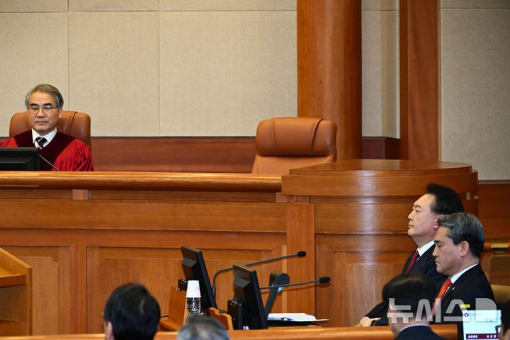 [서울=뉴시스] 사진공동취재단 = 윤석열 대통령 탄핵심판 5차 변론기일이 열린 4일 오후 서울 종로구 헌법재판소 대심판정에 9번째 헌법재판관의 자리가 비워져 있다. 2025.02.04. photo@newsis.com