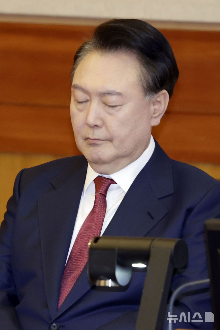 [서울=뉴시스] 최동준 기자 = 윤석열 대통령이 4일 서울 종로구 헌법재판소에서 열린 탄핵심판 5차 변론기일에 출석해 잠시 눈을 감고 있다. 2025.02.04. photocdj@newsis.com