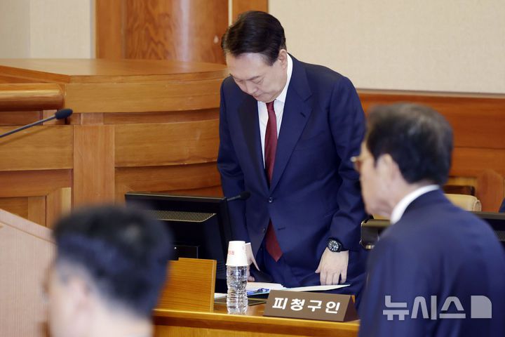 [서울=뉴시스] 최동준 기자 = 윤석열 대통령이 4일 서울 종로구 헌법재판소에서 열린 탄핵심판 5차 변론기일에 출석해 헌법재판관 입장에 인사하고 있다. 2025.02.04. photocdj@newsis.com