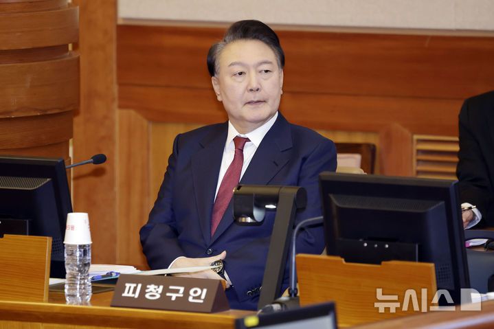 [서울=뉴시스] 최동준 기자 = 윤석열 대통령이 4일 서울 종로구 헌법재판소에서 열린 탄핵심판 5차 변론기일에 출석해 있다. 2025.02.04. photocdj@newsis.com