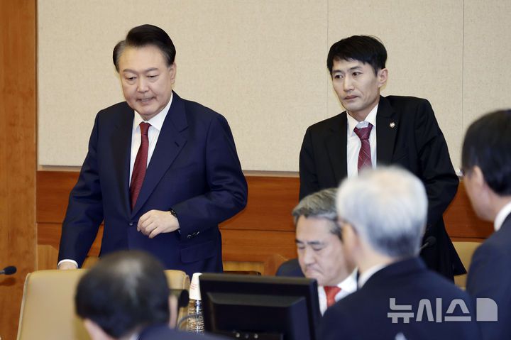 [서울=뉴시스] 최동준 기자 = 윤석열 대통령이 4일 서울 종로구 헌법재판소에서 열린 탄핵심판 5차 변론기일에 출석하고 있다. 2025.02.04. photocdj@newsis.com