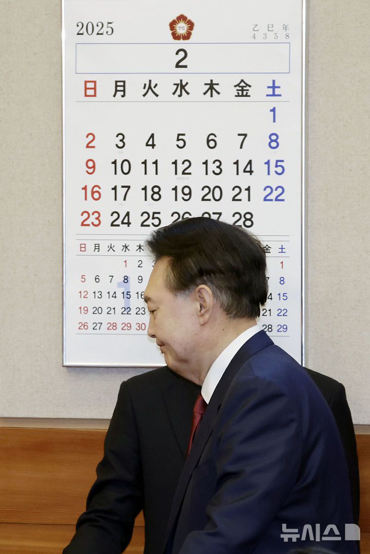 [서울=뉴시스] 최동준 기자 = 윤석열 대통령이 4일 서울 종로구 헌법재판소에서 열린 탄핵심판 5차 변론기일에 출석하고 있다. 2025.02.04. photocdj@newsis.com