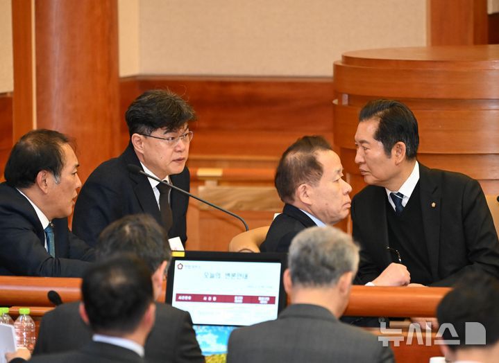 [서울=뉴시스] 사진공동취재단 = 정청래 국회 탄핵소추위원장이 4일 서울 종로구 헌법재판소 대심판정에서 열린 윤석열 대통령 탄핵 심판 5차 변론에서 변호인단과 대화하고 있다. 2025.02.04. photo@newsis.com