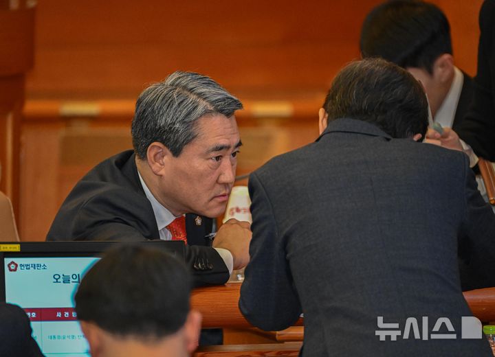 [서울=뉴시스] 사진공동취재단 = 윤석열 대통령 변호인단이 4일 서울 종로구 헌법재판소 대심판정에서 열린 윤석열 대통령 탄핵 심판 5차 변론에 출석해 대화하고 있다. 2025.02.04. photo@newsis.com