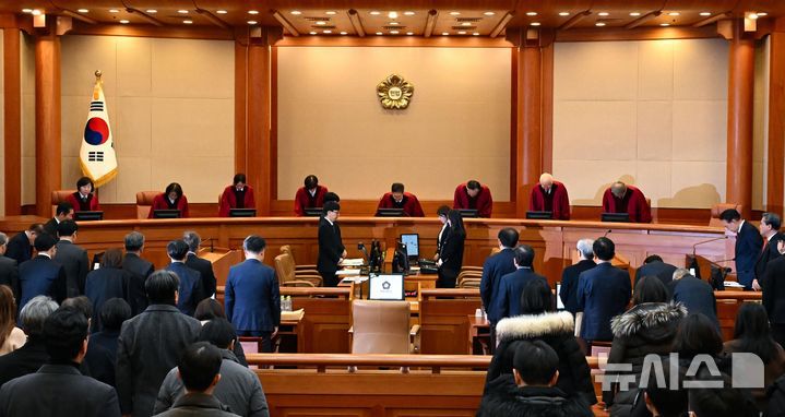 [서울=뉴시스] 사진공동취재단 = 윤석열 대통령이 4일 서울 종로구 헌법재판소 대심판정에서 열린 탄핵 심판 5차 변론에 출석해 문형배 헌법재판소장 직무대행을 비롯한 헌법재판관들의 입장에 인사하고 있다. 2025.02.04. photo@newsis.com