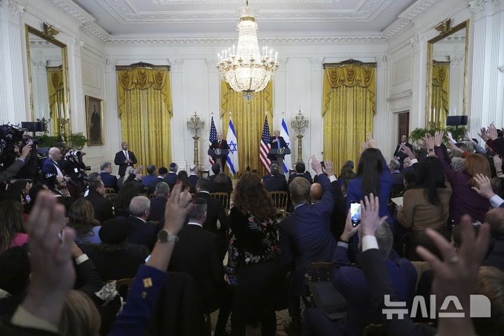 [워싱턴=AP/뉴시스] 도널드 트럼프 미국 대통령이 지난 4일(현지 시간) 백악관 이스트룸에서 베냐민 네타냐후 이스라엘 총리와 공동 기자회견을 하며 취재진 질문을 받고 있다. 2025.02.06.