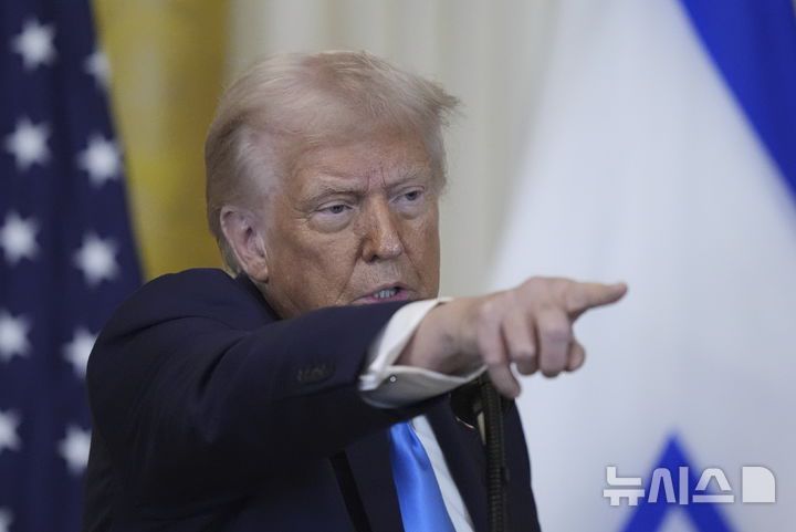 [워싱턴=AP/뉴시스] 도널드 트럼프 미국 대통령이 지난 4일(현지 시간) 워싱턴DC 백악관에서 베냐민 네타냐후 이스라엘 총리와 가진 공동 기자회견에서 질문을 받고 있다. 2025.02.06.