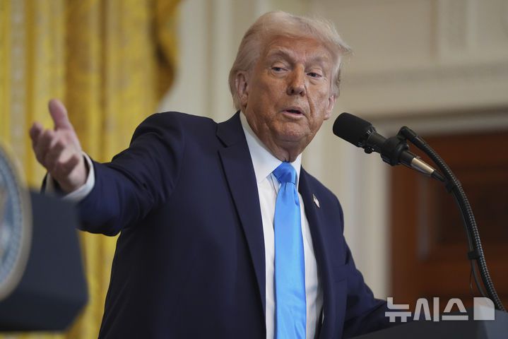 [워싱턴=AP/뉴시스] 도널드 트럼프 미국 대통령이 지난 4일(현지 시간) 백악관 이스트룸에서 베냐민 네타냐후 이스라엘 총리와 공동 기자회견하고 있다. 2025.02.06.