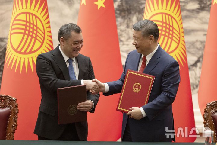 [베이징=AP/뉴시스] 시진핑(오른쪽) 중국 국가 주석과 사디르 자파로프 키르기스스탄 대통령이 5일(현지 시간) 중국 베이징 인민대회당에서 서명한 협정서를 교환하며 악수하고 있다. 자파로프 대통령은 시 주석의 초청으로 중국을 방문했다. 2025.02.05.