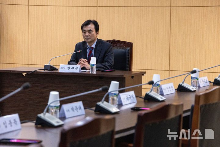 [서울=뉴시스] 국회사진기자단= 안규백 내란 국조특위 위원장이 5일 서울 송파구 동부구치소에서 열린 ‘윤석열 정부의 비상계엄 선포를 통한 내란혐의 진상규명 국정조사특별위원회(내란 국조특위)’ 2차 현장조사에서이 회의를 진행하고 있다. 이날 증인 채택에 반발했던 여당은 불참했다.2025.02.05. photo@newsis.com