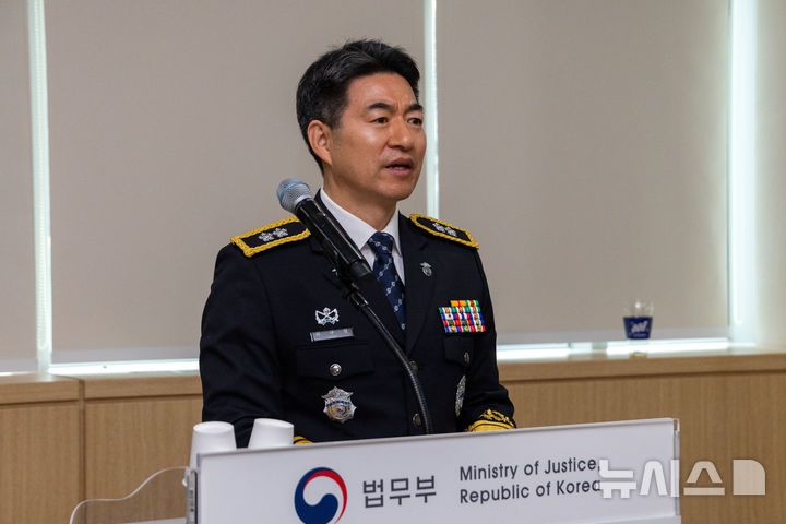 [서울=뉴시스] 국회사진기자단= 최규철 서울동부구치소장이 2월5일 서울 송파구 동부구치소에서 열린 ‘윤석열 정부의 비상계엄 선포를 통한 내란혐의 진상규명 국정조사특별위원회(내란 국조특위)’ 2차 현장조사에서 발언하고 있다.2025.02.05. photo@newsis.com