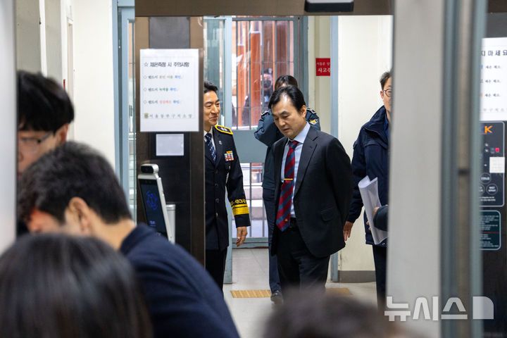 [서울=뉴시스] 국회사진기자단= 안규백 위원장과 최규철(왼쪽) 서울동부구치소장이 5일 서울 송파구 동부구치소에서 열린 ‘윤석열 정부의 비상계엄 선포를 통한 내란혐의 진상규명 국정조사특별위원회(내란 국조특위)’ 2차 현장조사 청문회장에 김용현 전 국방부 장관이 모습을 드러내지 않자 위원들과 함께 비공개 신문을 위해 수감동을 찾아가고 있다.2025.02.05. photo@newsis.com