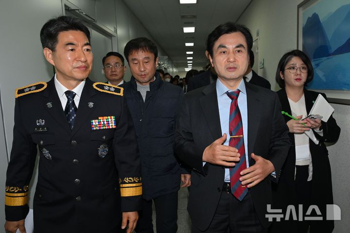 [서울=뉴시스] 국회사진기자단 = 5일 서울 송파구 서울동부수치소에서 열린 윤석열 정부의 비상계엄 선포를 통한 내란 혐의 진상규명 국정조사 특별위원회 현장조사에서 안규백 국조특위 위원장을 비롯한 위원들이 김용현 전 국방부 장관을 면담하러 보안구역으로 이동하고 있다. 2025.02.05. photo@newsis.com