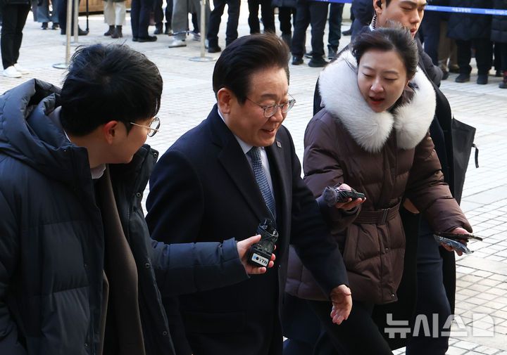 [서울=뉴시스] 황준선 기자 = 이재명 더불어민주당 대표가 23일 서울 서초구 서울고등법원에서 열린 공직선거법 위반 혐의 항소심 2차 공판에 출석하고 있다. 2025.02.05. hwang@newsis.com