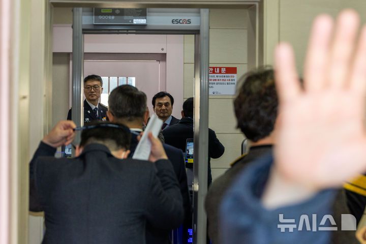 [의왕=뉴시스] 국회사진기자단 = 5일 경기 의왕시 서울구치소에서 열린 윤석열 정부의 비상계엄 선포를 통한 내란 혐의 진상규명 국정조사 특별위원회 현장조사에서 윤석열 대통령과 증인들이 출석하지 않자 안규백 국조특위 위원장을 비롯한 위원들이 김문태 서울구치소장과 함께 비공개 신문을 위해 수감동으로 이동하고 있다. 2025.02.05. photo@newsis.com