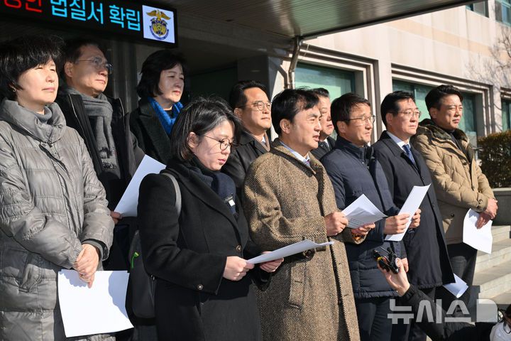 [의왕=뉴시스] 국회사진기자단 = 5일 경기 의왕시 서울구치소에서 윤석열 정부의 비상계엄 선포를 통한 내란혐의 진상규명 국정조사특별위원회(내란 국조특위) 2차 현장조사 청문회가 윤석열 대통령 등 증인들이 불출석하면서 불발된 뒤 안규백(앞줄 왼쪽 두 번째) 위원장을 비롯한 위원들이 브리핑을 하고 있다. 2025.02.05. photo@newsis.com