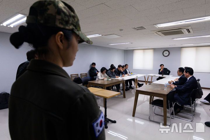 [서울=뉴시스] 국회사진기자단 = 5일 서울 수도방위사령부에서 진행된 윤석열 정부의 비상계엄 선포를 통한 내란혐의 진상규명 국정조사특별위원회(내란 국조특위) 2차 현장조사에서 여인형 전 국군방첩사령관이 불출석한 가운데 안규백 위원장 주재로 회의가 진행되고 있다. 2025.02.05. photo@newsis.com
