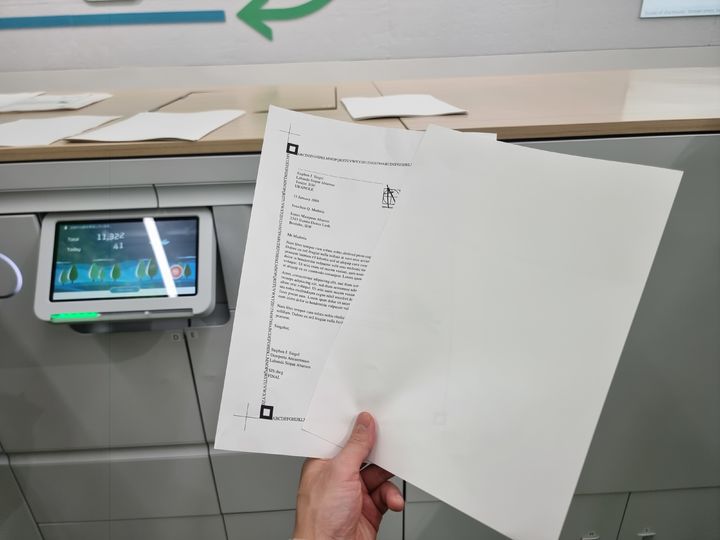 [나가노=뉴시스]이지용 기자 = 페이퍼랩 신제품을 통해 재생한 종이. 왼쪽 헌 종이를 오른쪽 새 종이로 재생한 모습. 2025.02.06. leejy5223@newsis.com *재판매 및 DB 금지