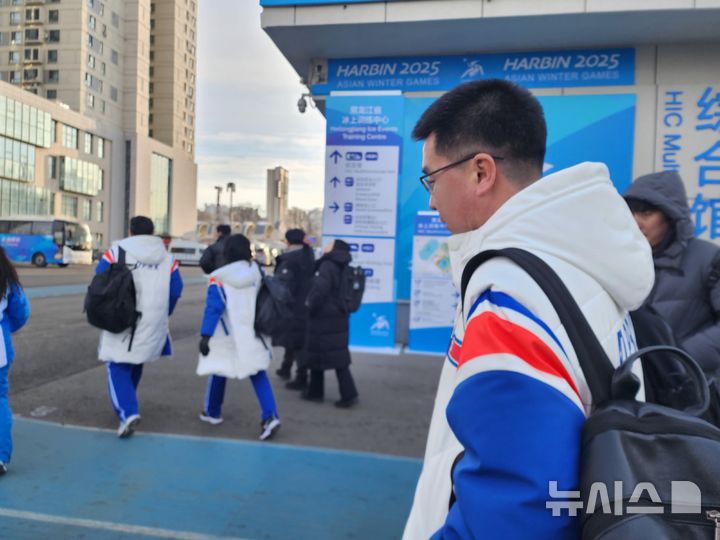 [하얼빈=뉴시스] 김희준 기자 = 2025 하얼빈 동계아시안게임에 나서는 북한 선수단이 6일 오후 중국 하얼빈 헤이룽장 빙상훈련센터를 방문했다. 2025.02.06jinxijun@newsis.com