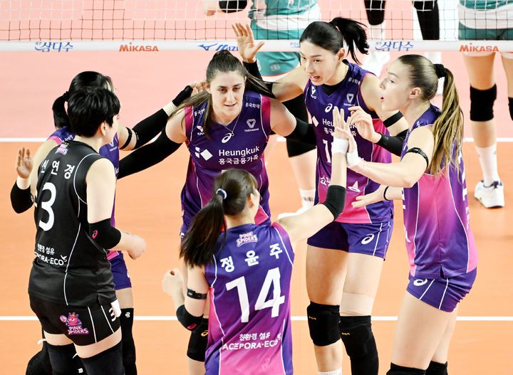 [서울=뉴시스] 프로배구 흥국생명 선수들이 6일 김천실내체육관에서 열린 도드람 2024~2025 V-리그 여자부 경기에서 한국도로공사를 상대로 득점에 성공한 뒤 환호하고 있다. (사진=KOVO 제공) 2025.02.06. *재판매 및 DB 금지