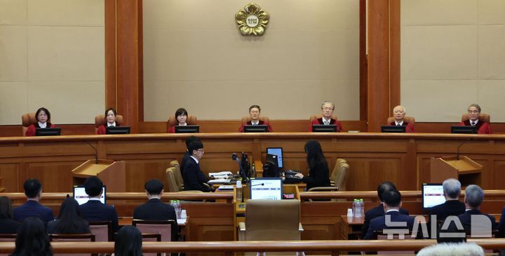[서울=뉴시스] 사진공동취재단 = 6일 서울 종로구 헌법재판소 대심판정에서 열린 탄핵 심판 6차 변론에 문형배 헌법재판소장 직무대행을 비롯한 헌법재판들이 착석해 있다. 2025.02.06. photo@newsis.com