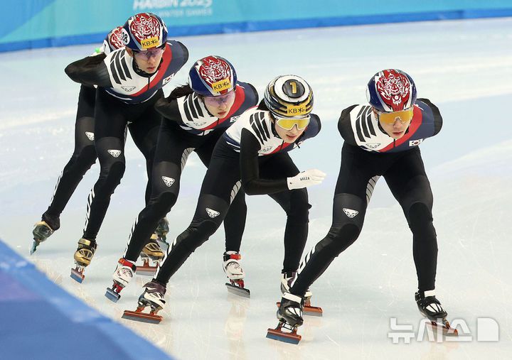 [하얼빈(중국)=뉴시스] 김선웅 기자 = 하얼빈 동계 아시안게임 개막을 하루 앞둔 지난 6일(현지 시간) 중국 하얼빈시 헤이룽장 아이스 트레이닝센터에서 대한민국 쇼트트랙 대표팀 선수들이 훈련에 열중하고 있다. 2025.02.06. mangusta@newsis.com