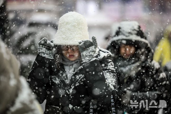 [서울=뉴시스] 정병혁 기자 = 6일 서울 중구 명동에 많은 눈이 내리고 있다. 2025.02.06. jhope@newsis.com