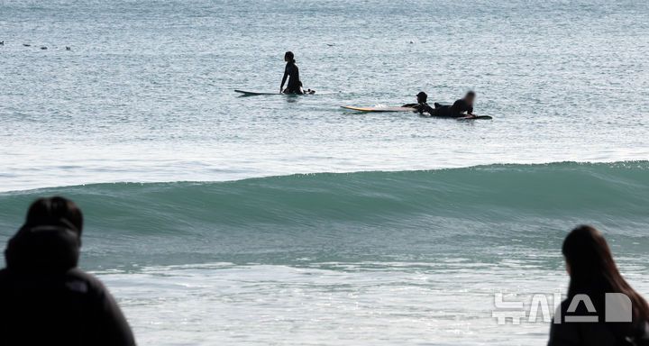 [부산=뉴시스] 하경민 기자 =  전국에 한파가 덮친 6일 부산 해운대구 송정해수욕장을 찾은 서퍼들이 높은 파도를 즐기고 있다. 이날 부산의 아침 최저기온은 영하 5.9도, 낮 최고기온 2.6도를 기록했다. 반면 부산 앞바다 수온은 오륙도 10.5도, 기장군 12.3도로 측정됐다. 2025.02.06. yulnetphoto@newsis.com