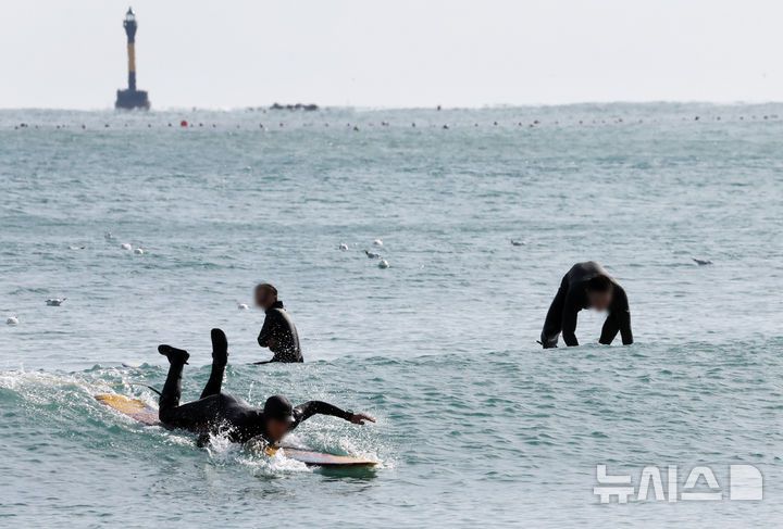 [부산=뉴시스] 하경민 기자 =  전국에 한파가 덮친 6일 부산 해운대구 송정해수욕장을 찾은 서퍼들이 높은 파도를 즐기고 있다. 이날 부산의 아침 최저기온은 영하 5.9도, 낮 최고기온 2.6도를 기록했다. 반면 부산 앞바다 수온은 오륙도 10.5도, 기장군 12.3도로 측정됐다. 2025.02.06. yulnetphoto@newsis.com