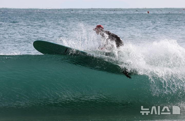 [부산=뉴시스] 하경민 기자 =  전국에 한파가 덮친 6일 부산 해운대구 송정해수욕장을 찾은 서퍼들이 높은 파도를 즐기고 있다. 이날 부산의 아침 최저기온은 영하 5.9도, 낮 최고기온 2.6도를 기록했다. 반면 부산 앞바다 수온은 오륙도 10.5도, 기장군 12.3도로 측정됐다. 2025.02.06. yulnetphoto@newsis.com