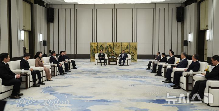 [베이징=뉴시스] 우원식 국회의장과 여야 의원 대표단은 7일 오후 중국 헤이룽장성 하얼빈시 타이양다오호텔에서 시진핑 중국 국가주석과 접견했다. 사진은 시 주석과 만난 우 의장과 여야 대표단.(사진=국회의장실 제공) 2025.2.7 photo@newsis.com