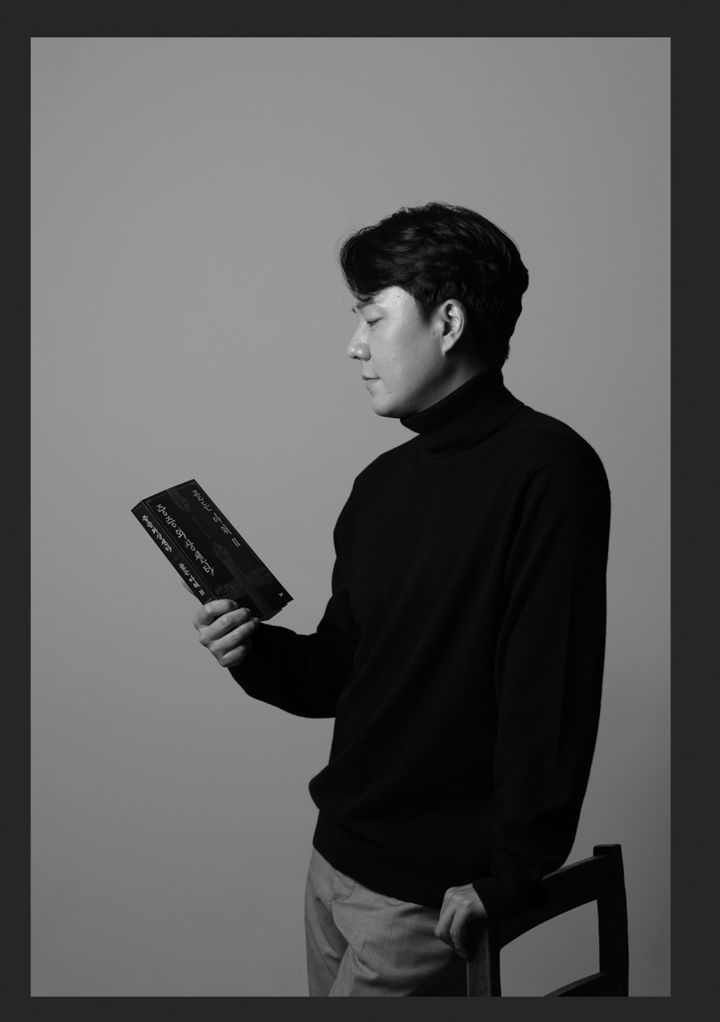 [서울=뉴시스] 네이버시리즈 웹소설 '중증외상센터: 골든 아워' 한산이가(본명 이낙준) 작가.  (사진=작가컴퍼니 제공) 2025.02.09. photo@newsis.com *재판매 및 DB 금지