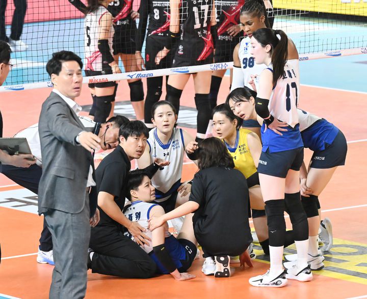 [서울=뉴시스] 프로배구 현대건설 위파위(등번호 23)가 7일 대전충무체육관에서 열린 도드람 2024~2025 V-리그 여자부 정관장과의 경기에서 무릎부상으로 주저앉았다. (사진=KOVO 제공) 2025.02.07. *재판매 및 DB 금지