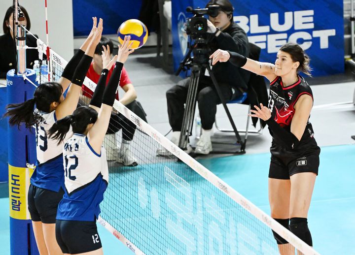 [서울=뉴시스] 프로배구 정관장 부키리치(오른쪽)가 7일 대전충무체육관에서 열린 도드람 2024~2025 V-리그 여자부 현대건설과의 경기에서 공격을 시도하고 있다. (사진=KOVO 제공) 2025.02.07. *재판매 및 DB 금지