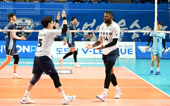 [서울=뉴시스] 프로배구 대한항공 요스바니(오른쪽)가 7일 서울장충체육관에서 열린 도드람 2024~2025 V-리그 남자부 우리카드와의 경기에서 득점에 성공한 뒤 유광우와 환호하고 있다. (사진=KOVO 제공) 2025.02.07. *재판매 및 DB 금지