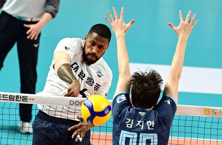 [서울=뉴시스] 프로배구 대한항공 요스바니(왼쪽)가 7일 서울장충체육관에서 열린 도드람 2024~2025 V-리그 남자부 우리카드와의 경기에서 공격을 시도하고 있다. (사진=KOVO 제공) 2025.02.07. *재판매 및 DB 금지