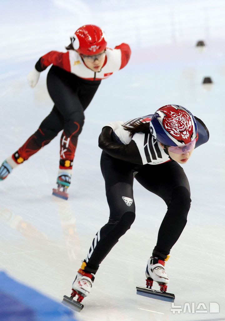 [하얼빈(중국)=뉴시스] 김선웅 기자 = 7일(현지 시간) 중국 하얼빈 헤이룽장 빙상훈련센터에서 열린 2025 하얼빈 동계 아시안게임 쇼트트랙 여자 1500m 준준결승에 출전한 최민정이 역주하고 있다. 2025.02.07. mangusta@newsis.com