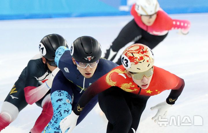 [하얼빈(중국)=뉴시스] 김선웅 기자 = 7일(현지 시간) 중국 하얼빈 헤이룽장 빙상훈련센터에서 열린 2025 하얼빈 동계 아시안게임 쇼트트랙 남자 1500m 준준결승에서 중국의 린 샤오쥔(임효준·앞쪽)이 역주하고 있다. 2025.02.07. mangusta@newsis.com